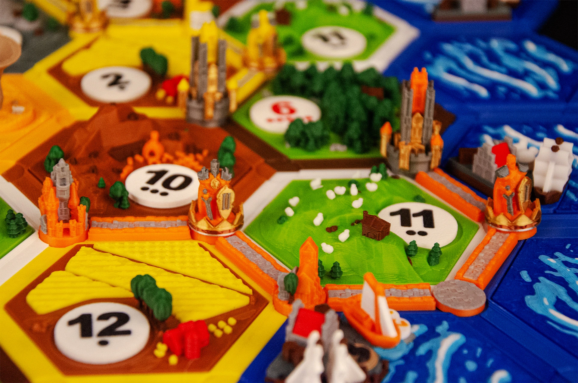 Deluxe Base Game + Cities & Knights 3D Upgrade — 3–4 Players — photo 5
